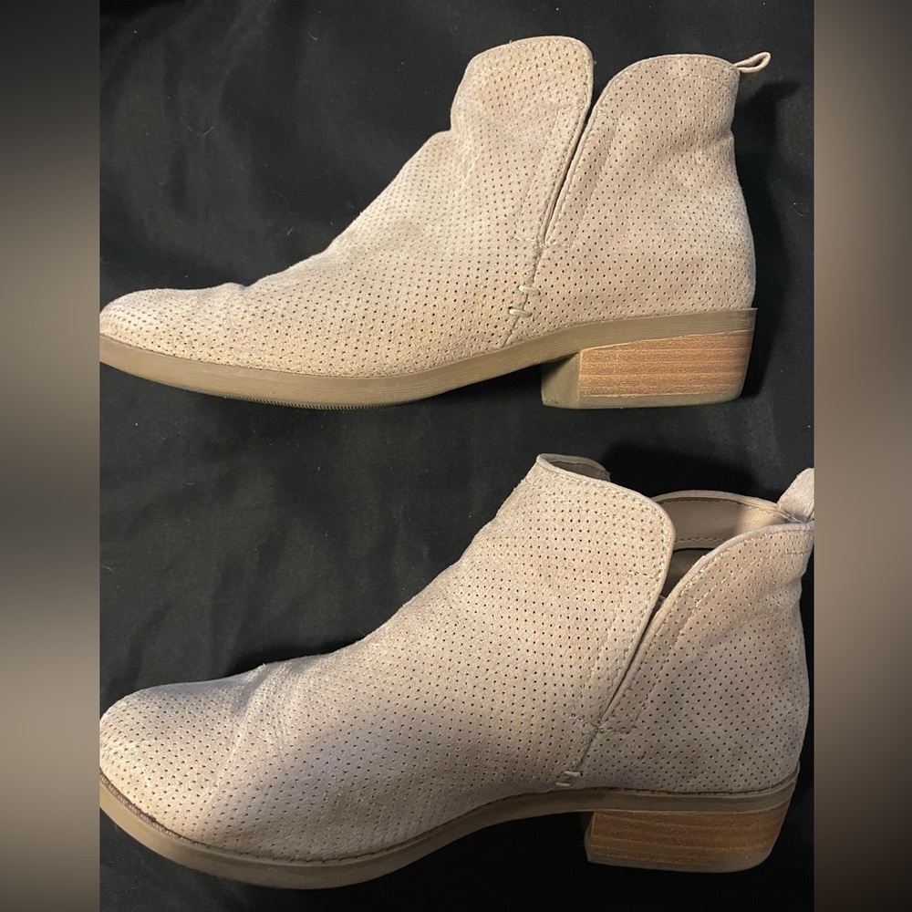 UNIVERSAL THREAD TAUPE CHELSEA BOOTS